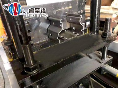 叡(rui)至鋒(feng)重型(xing)貨架機，貨架(jia)立柱(zhu)成型
